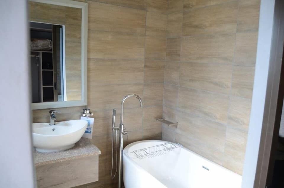 Deep soaking bathtub