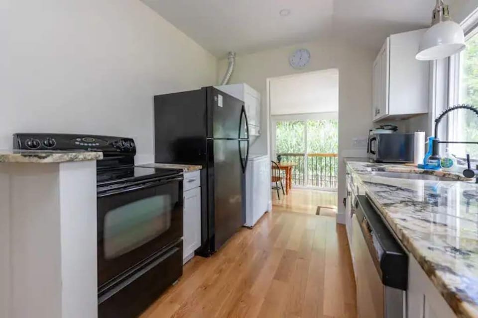 Kitchen, granite, all features incl. wash/dry, coffee