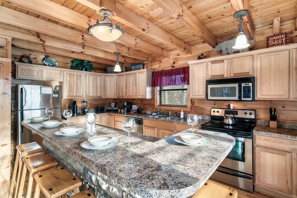 Prepare delicious meals in this full kitchen! 