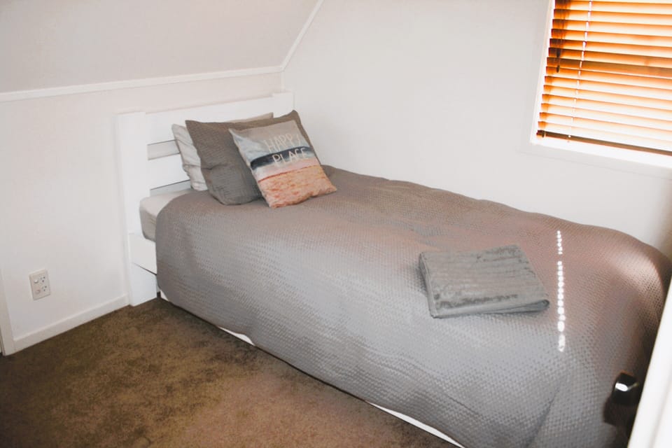 Bedroom 3 with king single bed and single trundler bed stored below