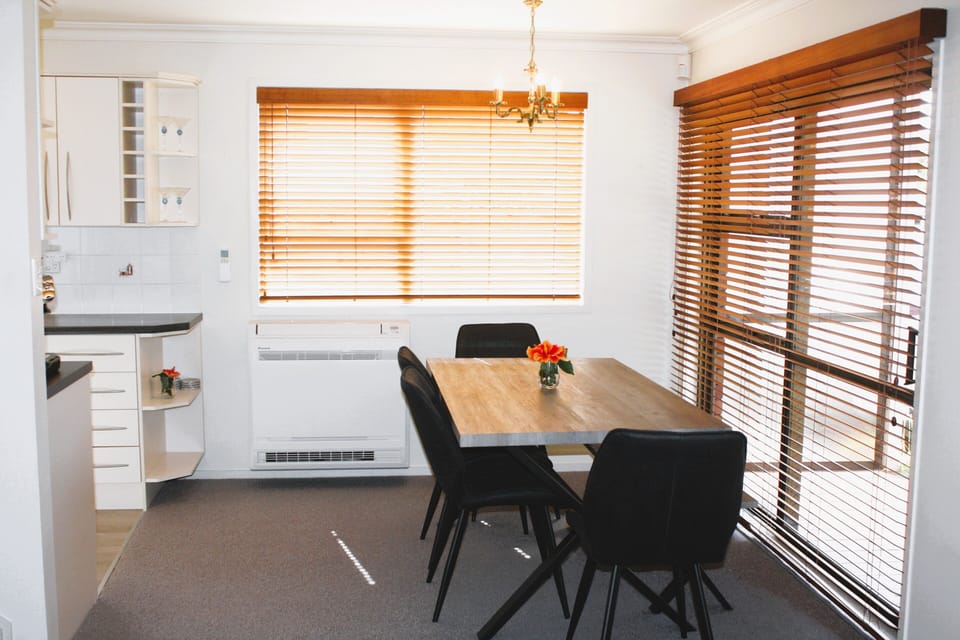 Dining room table that comfortably seats 6 people (4 x chairs, 1 x bench seat)