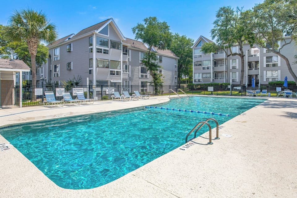 Community Amenities | Outdoor Pool
