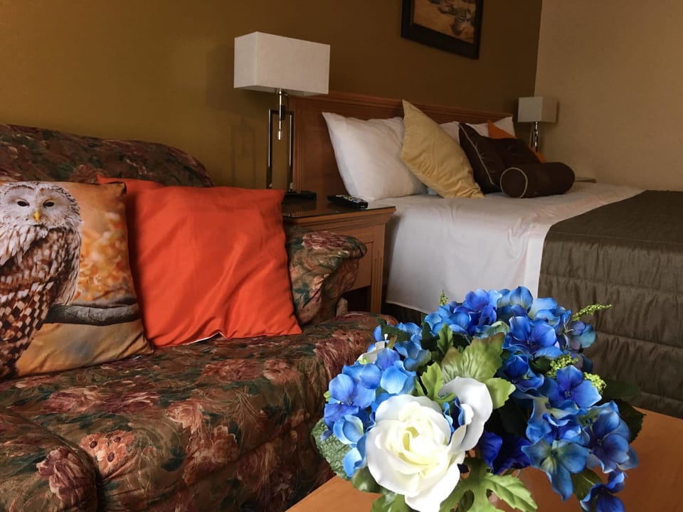 Deluxe Room, 1 King Bed, Sofa | Desk, soundproofing, iron/ironing board, free WiFi