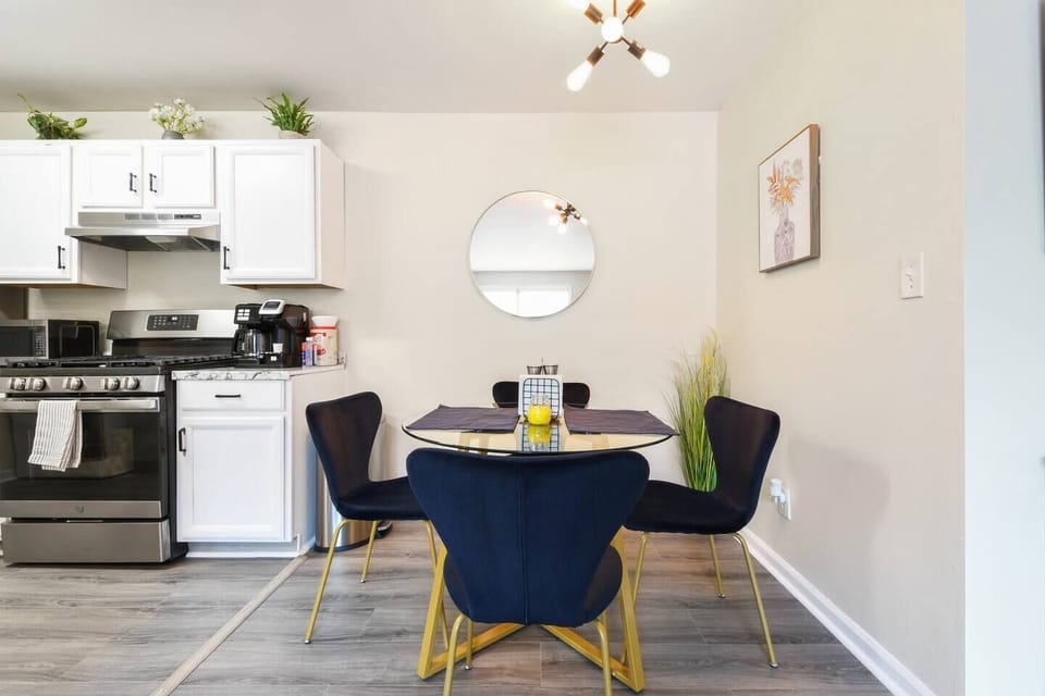 Dining for 4 guests 