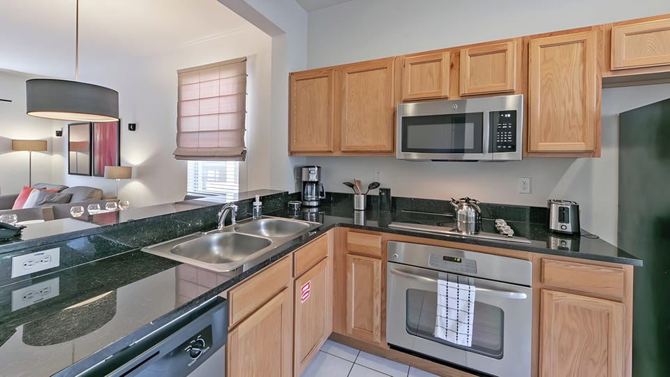 The kitchen has granite countertops and it is fully equiped