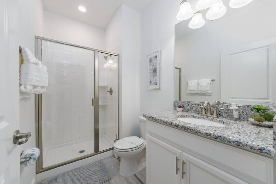This is the full bathroom of the first floor (the main floor, downstairs)