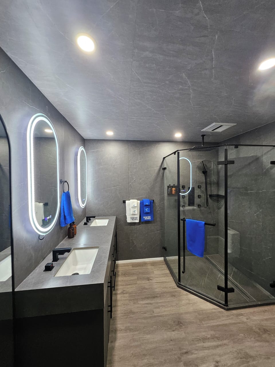 Shower, rainfall showerhead, free toiletries, hair dryer