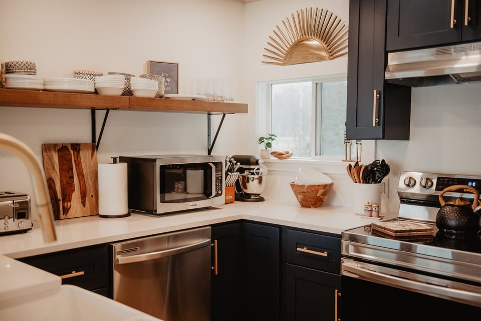 Well-stocked and ready to go—this kitchen has all the essentials for cooking, snacking, and gathering.