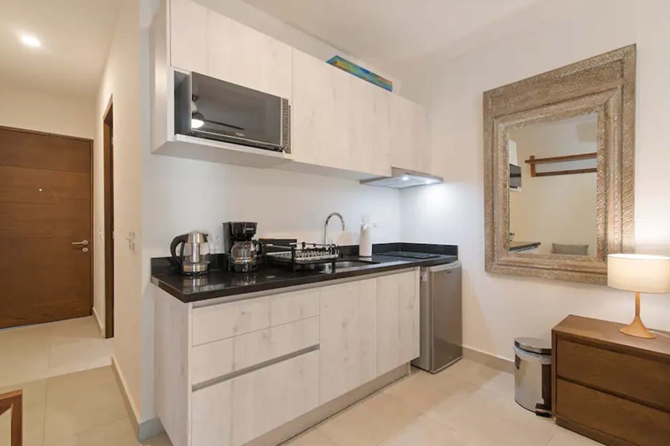 Fully equipped kitchen: Fridge, stove, microwave, coffee maker, kettle. Delightful stay awaits.