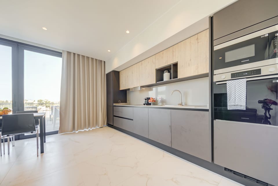 – It’s easy to serve homemade meals since the table is adjacent to the kitchen
