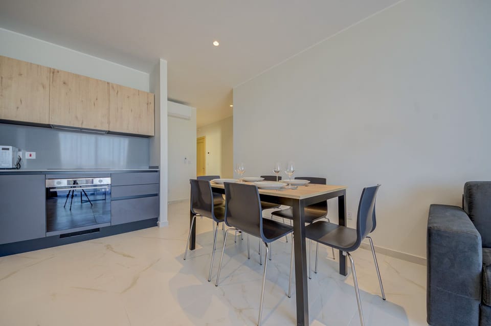 Serve your delicious meals easily at the lovely dining table