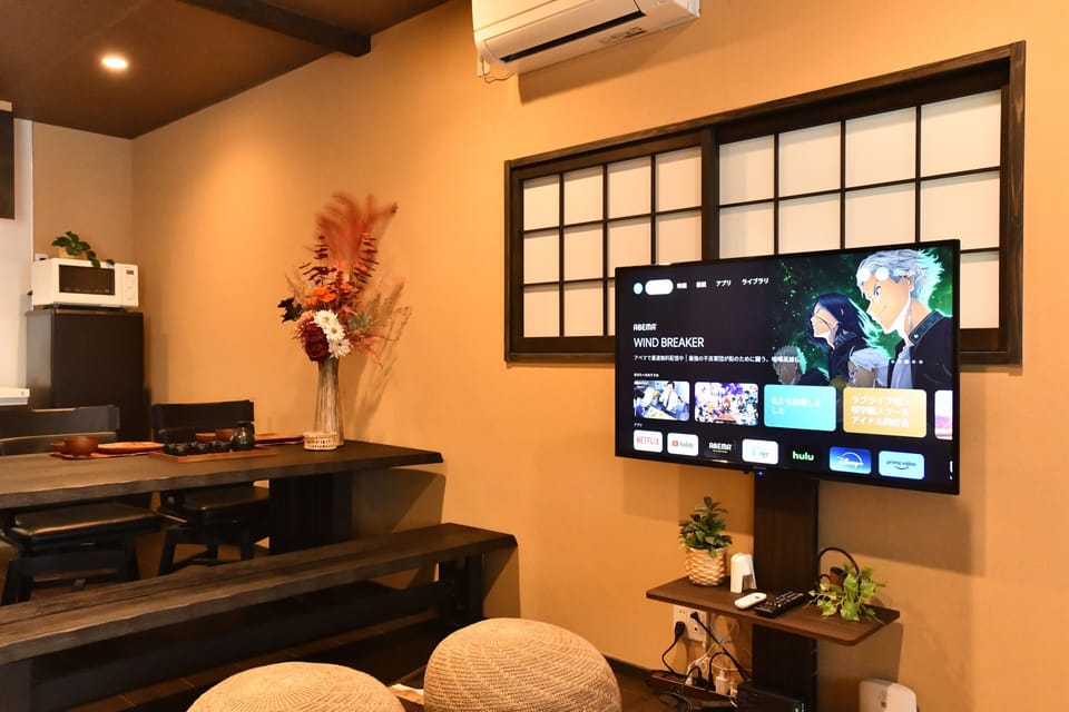 Comfort House | Living area | 40-inch LED TV with cable channels, Netflix, Hulu
