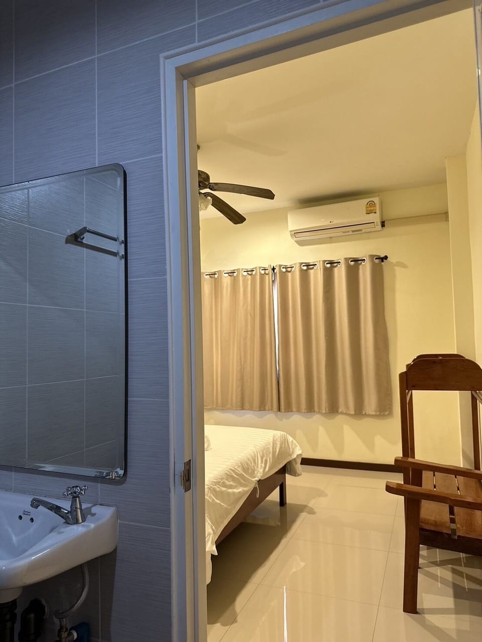 Standard Double Room | Bathroom | Shower, hair dryer, soap, shampoo