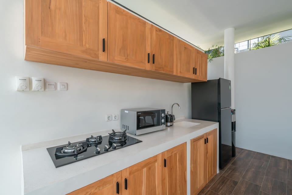 Deluxe Villa | Private kitchen | Fridge, microwave, stovetop, toaster