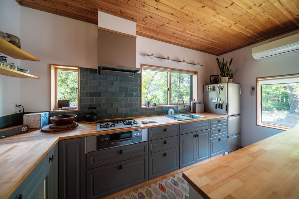 Basic Cottage | Private kitchen | Full-size fridge, microwave, oven, stovetop