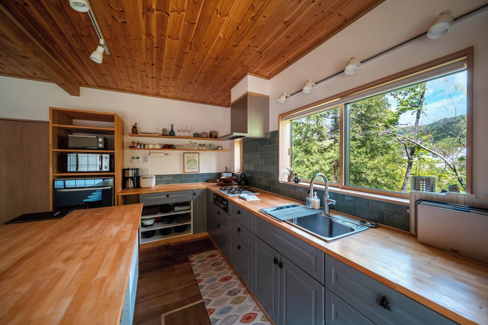 Basic Cottage | Private kitchen | Full-size fridge, microwave, oven, stovetop