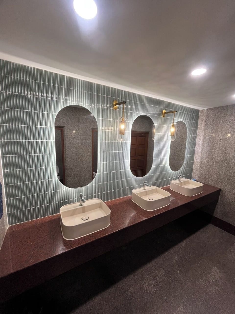 Combined shower/tub, free toiletries, hair dryer, towels