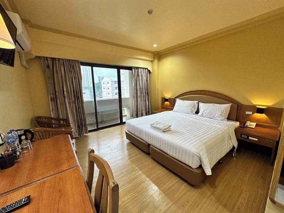 Deluxe Double Room, 1 Double Bed | Minibar, desk, WiFi (free), bed sheets