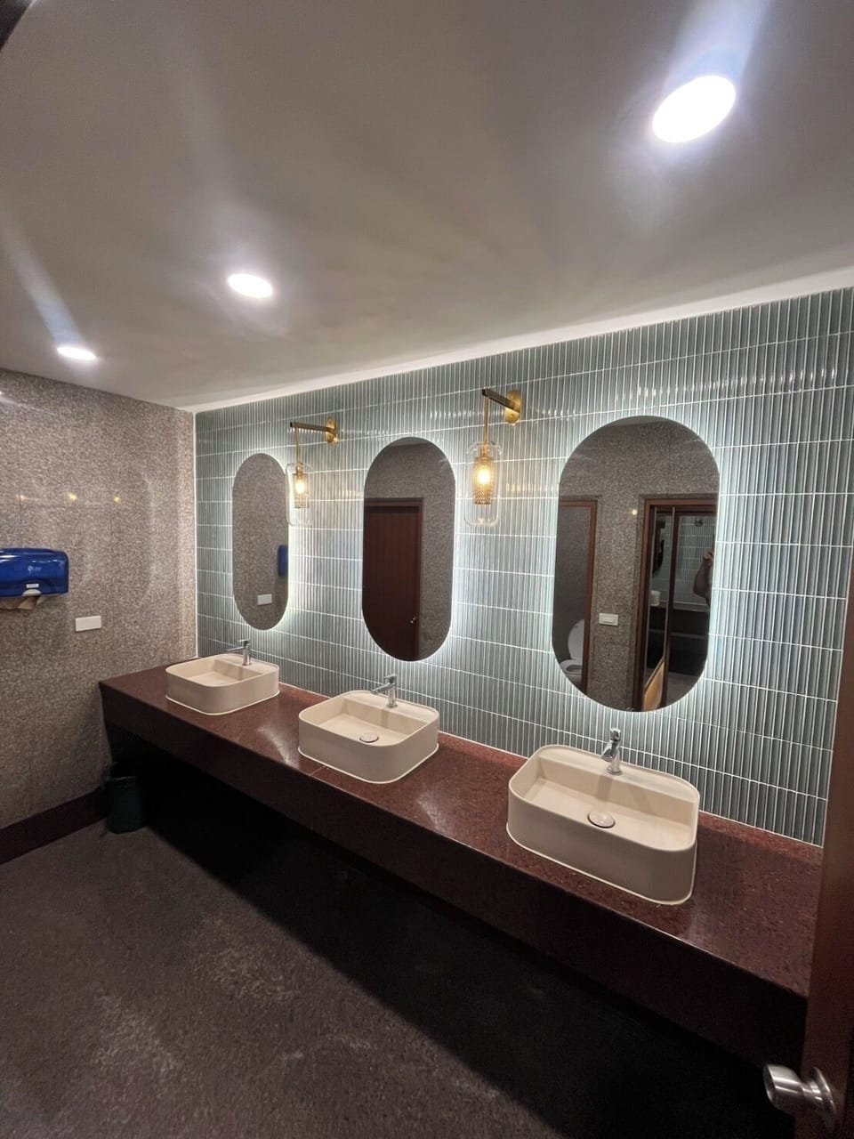 Combined shower/tub, free toiletries, hair dryer, towels