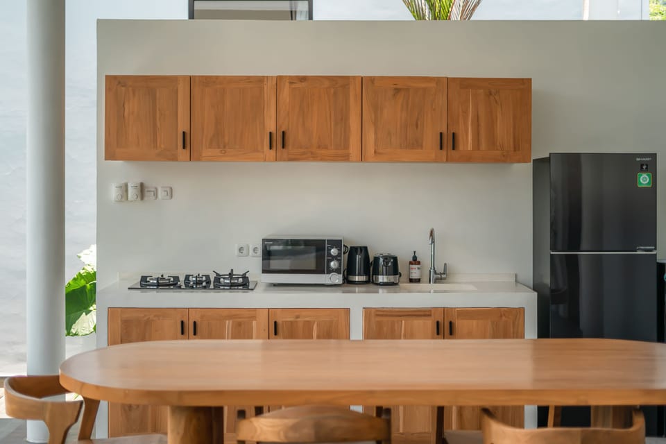 Deluxe Villa | Private kitchen | Fridge, microwave, stovetop, toaster