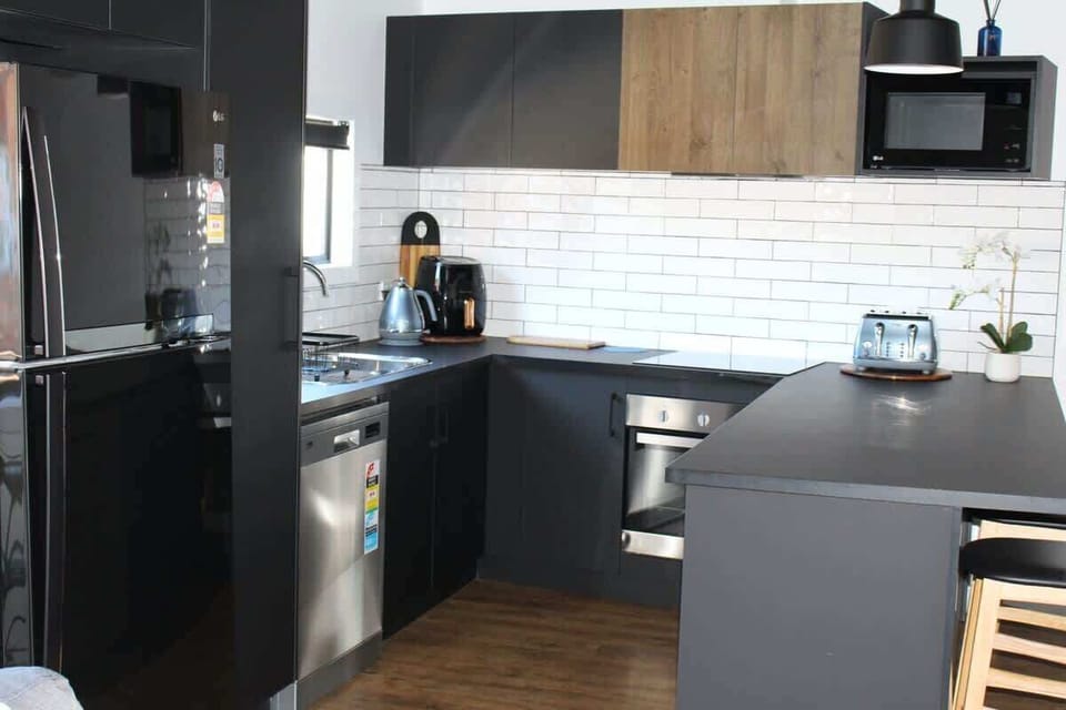 All modern appliances 