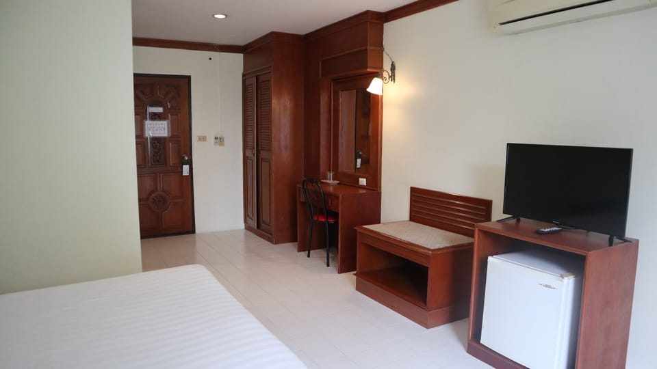 Desk, free WiFi, bed sheets