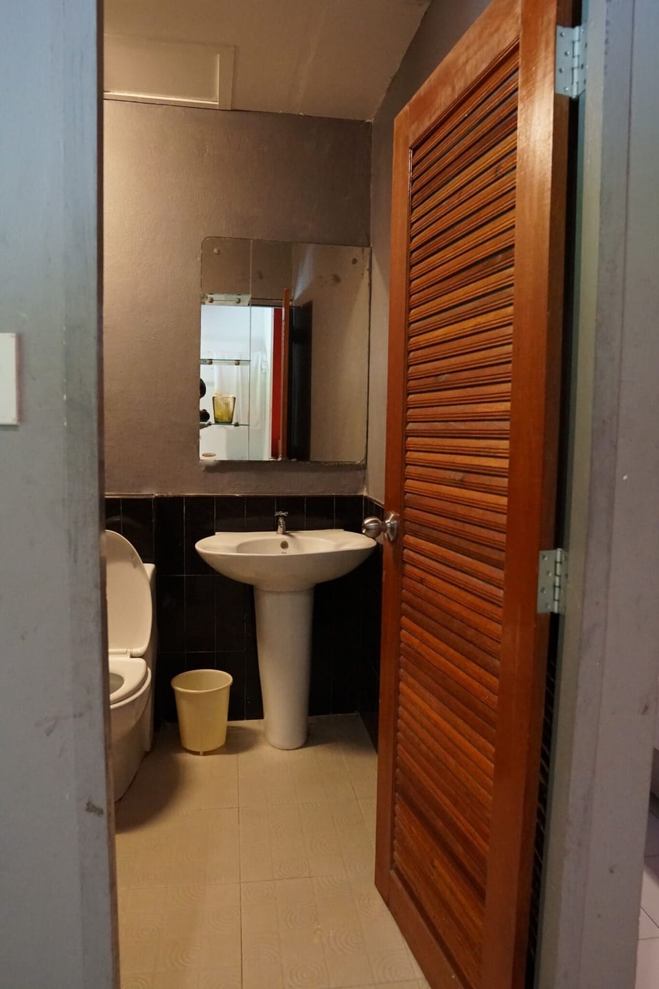 Standard Room | Bathroom | Shower, free toiletries, slippers, towels