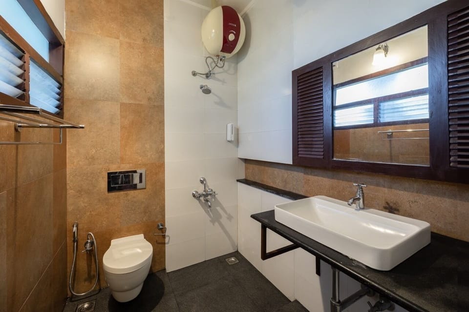 Deluxe Double Room | Bathroom | Shower, towels, soap, shampoo