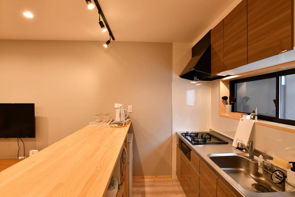 Comfort House | Private kitchen | Fridge, microwave, stovetop, rice cooker