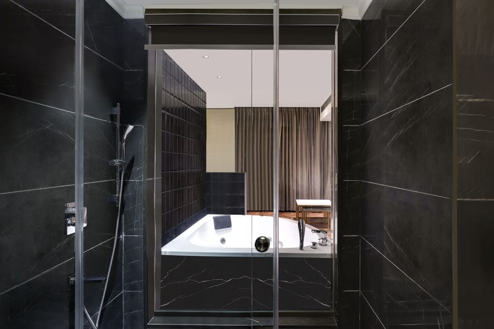 Deluxe Room | Bathroom