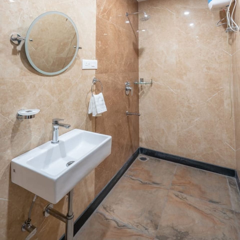 Shower, hydromassage showerhead, free toiletries, towels