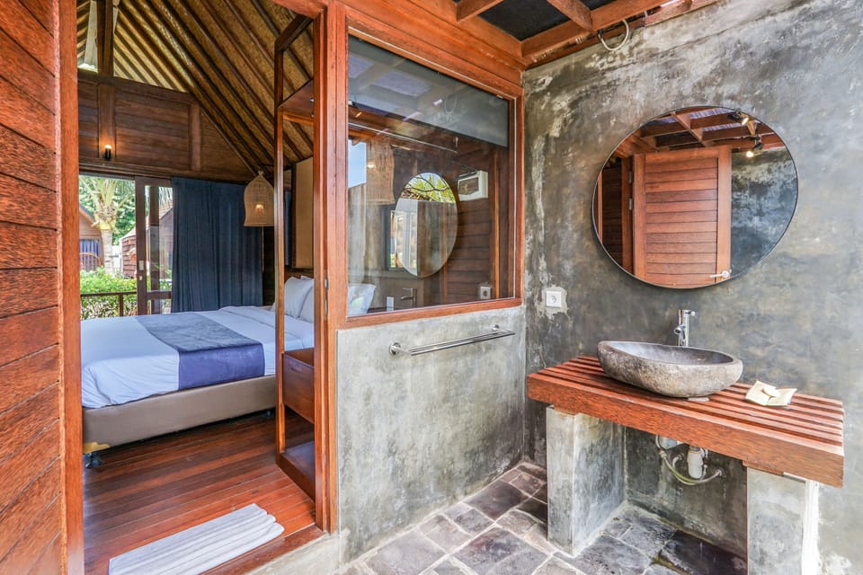 Deluxe Room | Bathroom | Shower, rainfall showerhead, free toiletries, hair dryer