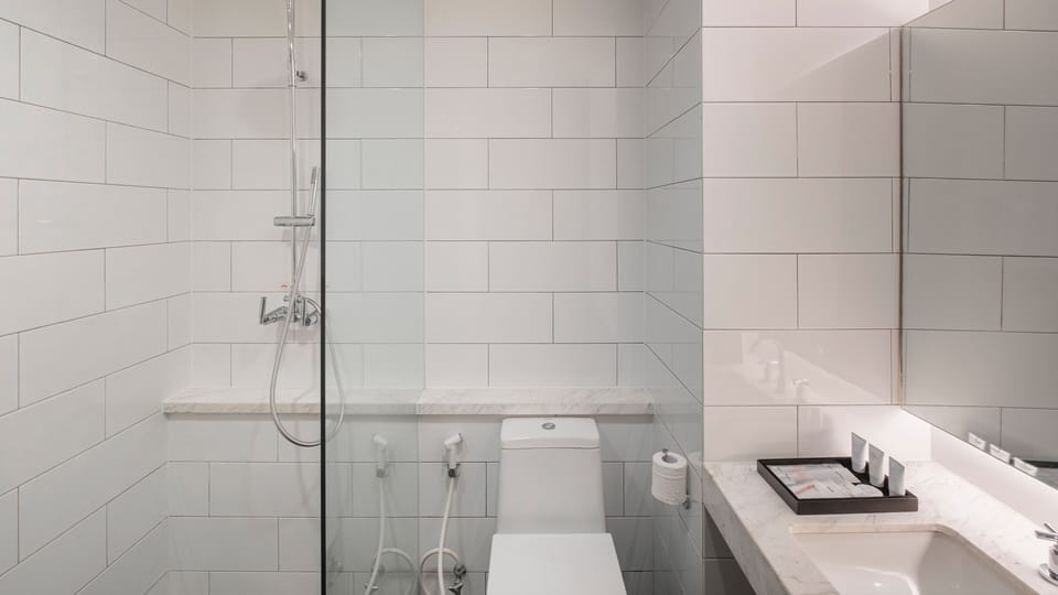 Shower, rainfall showerhead, free toiletries, hair dryer