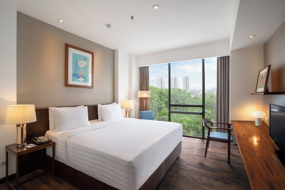 Deluxe Room, 1 King Bed | Premium bedding, minibar, in-room safe, desk