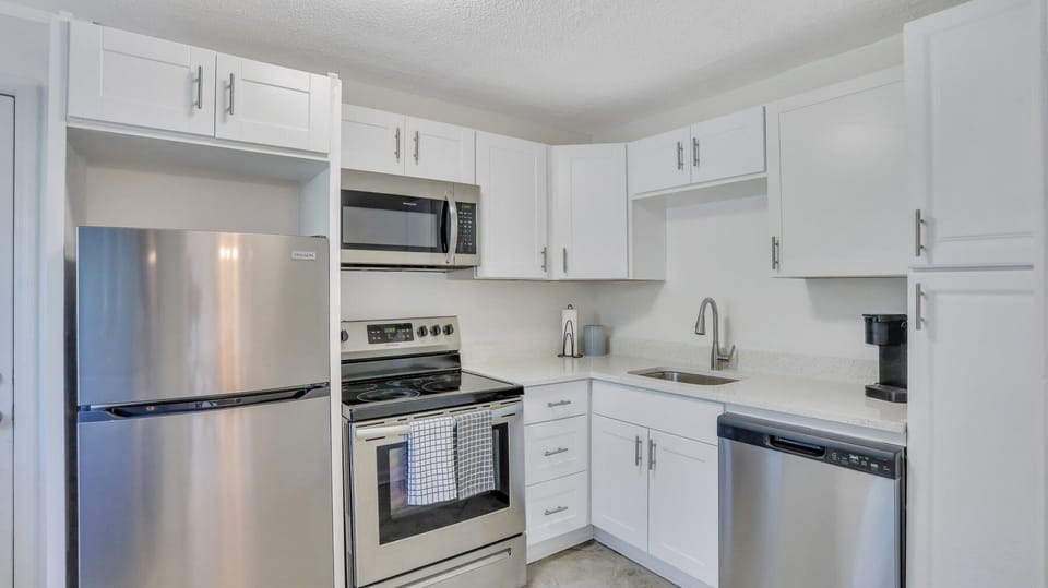 Full-size fridge, microwave, oven, dishwasher