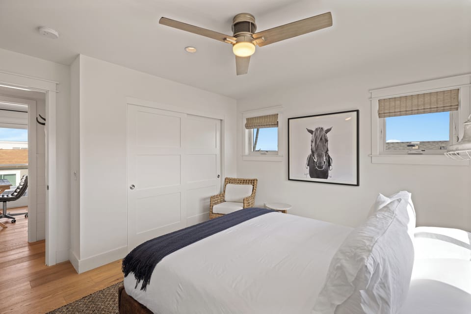 Queen bedroom connected to the Jack-n-Jill Bathroom. Featuring smart TV, ceiling fan, closet with ample storage and fresh linens