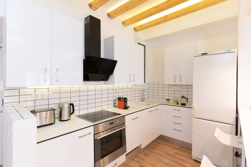 Superior Apartment | Private kitchen | Fridge, oven, stovetop, dishwasher
