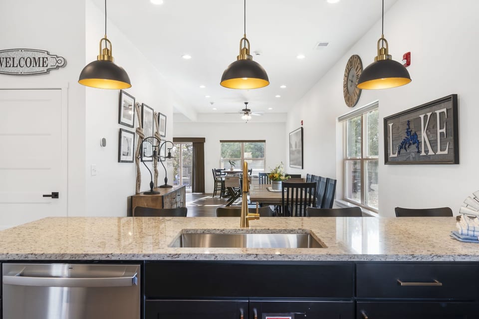 Kitchen & Dining