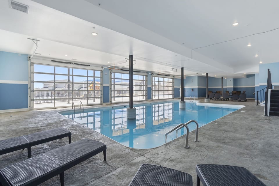 Chateau Mountain - Indoor Community Pool- Less than a 2 min drive!