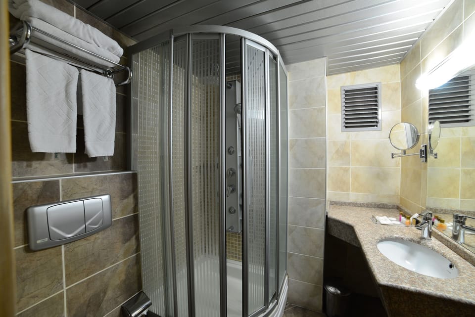 Standard Room | Bathroom | Shower, free toiletries, hair dryer, bathrobes