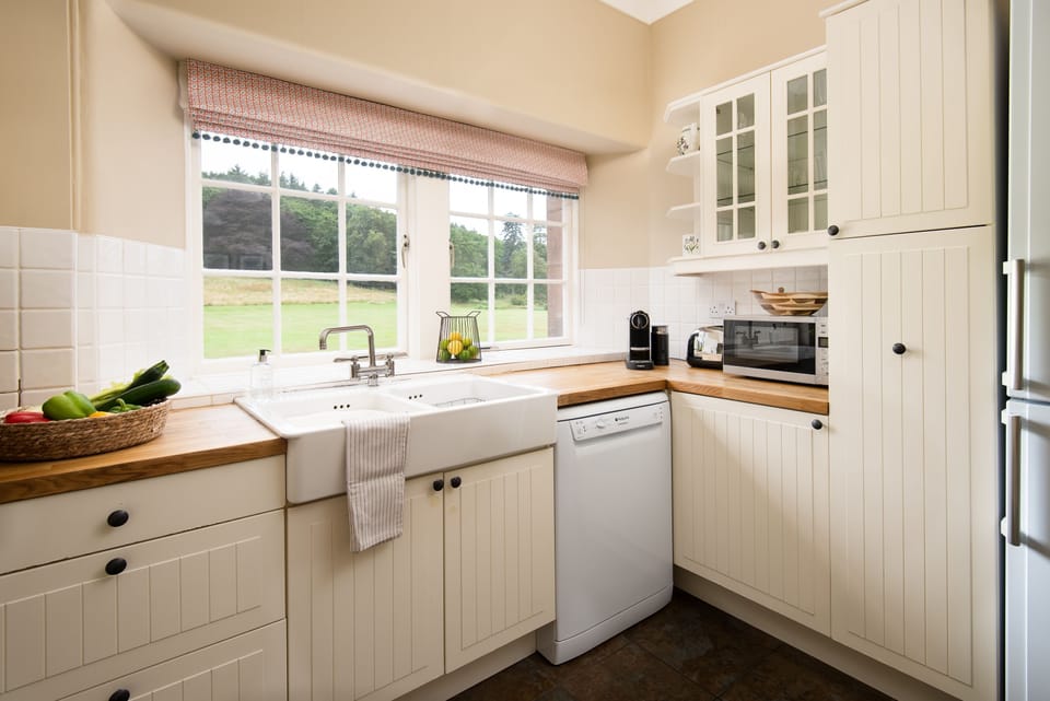 Birch Cottage - well-equipped kitchen