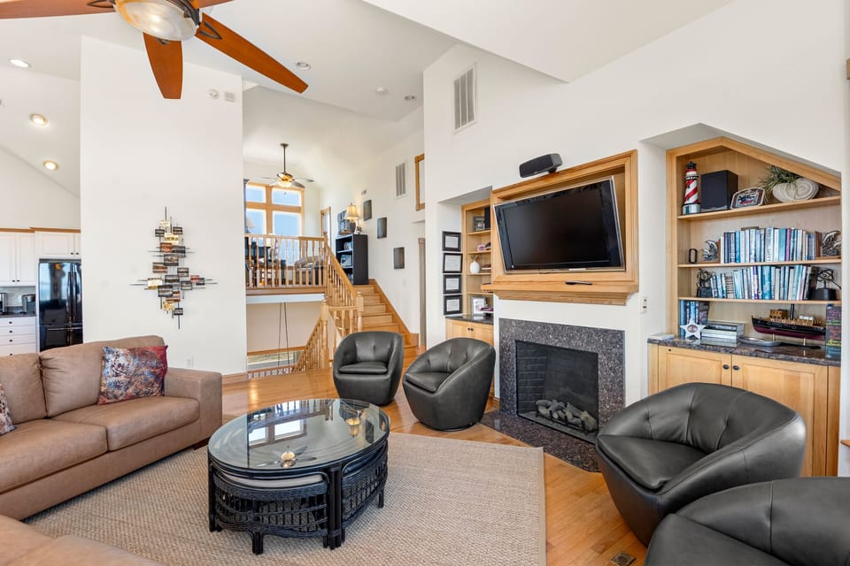CC201: A Raye Of Sunshine | Top Level Living Area