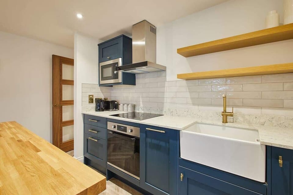 Driftwood Apartment, Whitby - Host & Stay