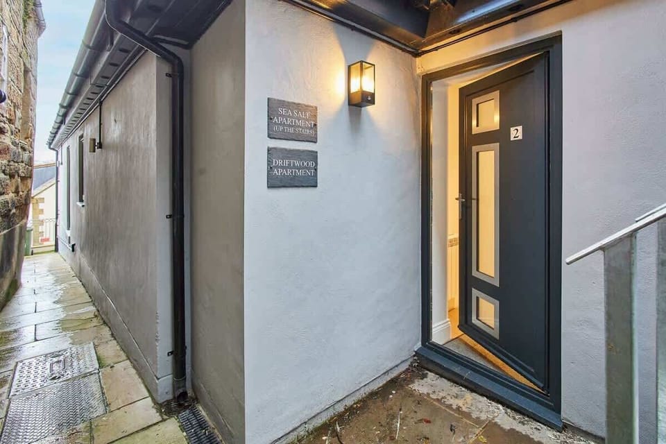 Driftwood Apartment, Whitby - Host & Stay