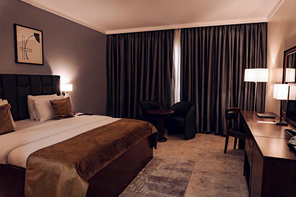 Standard Room | In-room safe, desk, blackout drapes, soundproofing