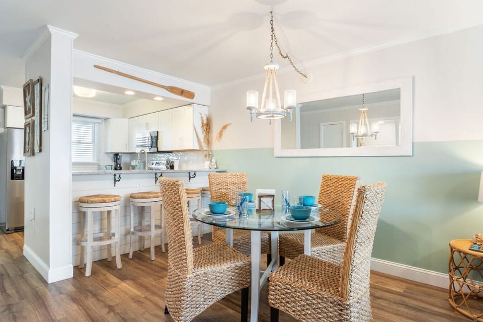 Spacious dining room with plenty of seating