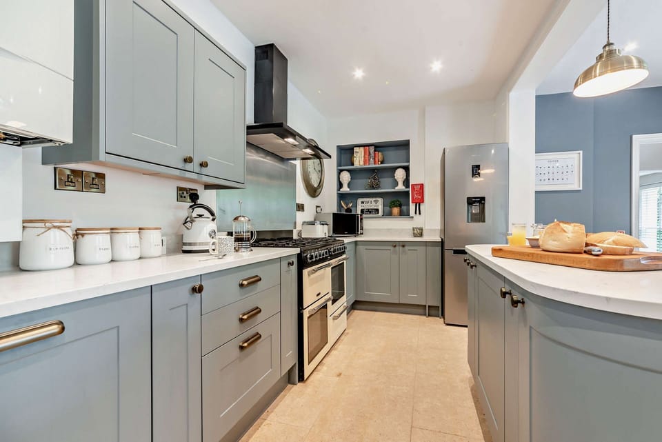 Lakeside House Kitchen - StayCotswold