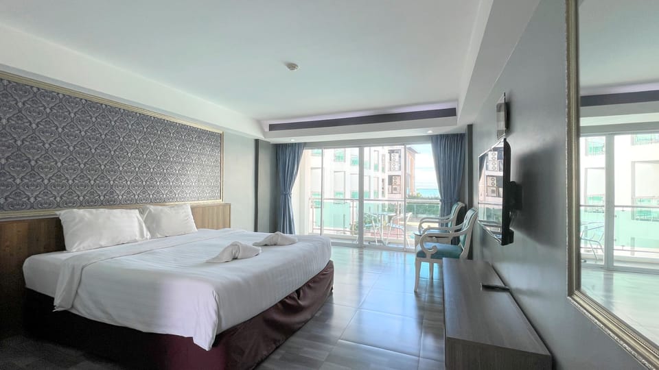 Deluxe Room, 1 King Bed, Sea View | In-room safe, free WiFi, bed sheets