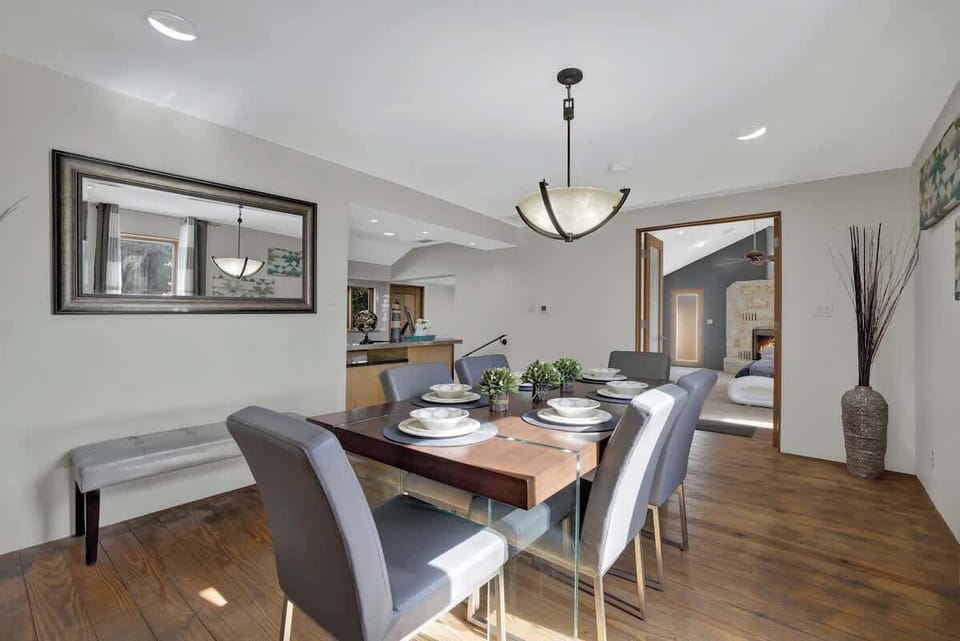 House, 1 King Bed, Hot Tub (406 W Schubert A) | Dining