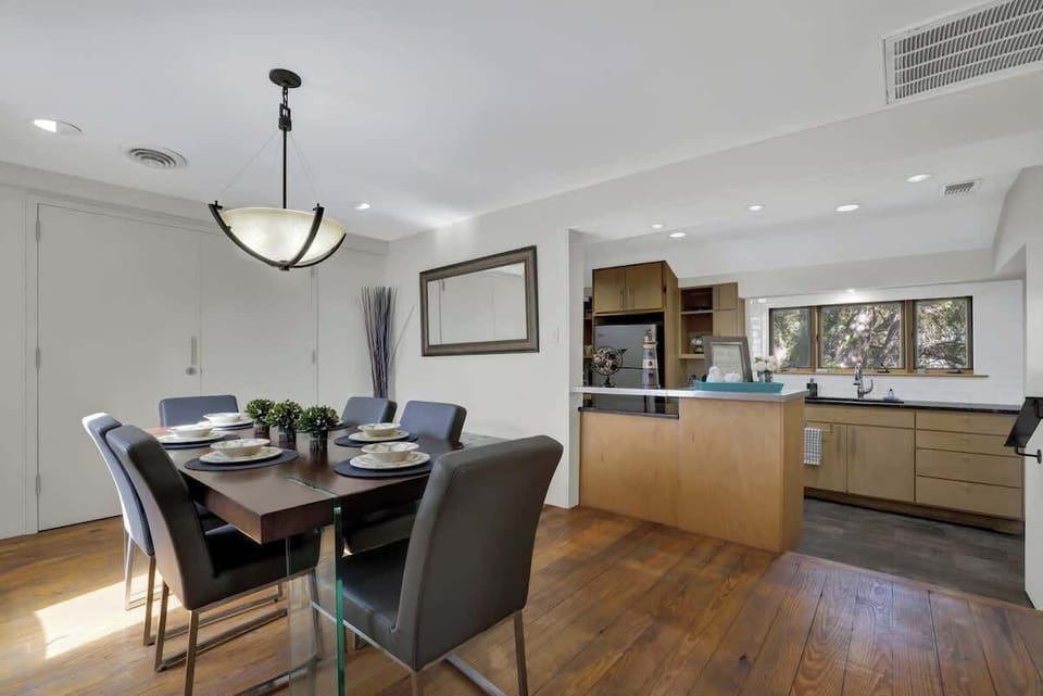 House, 1 King Bed, Hot Tub (406 W Schubert A) | Dining